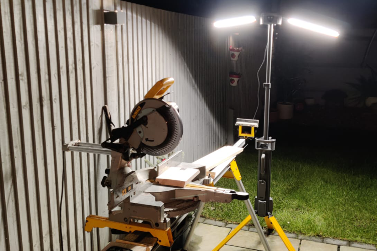 Tower Pro 10K – 10000 Lumen | Zusammenklappbare wiederaufladbare/AC-Arbeitsleuchte mit eingebautem Stativ (EU-Stecker)