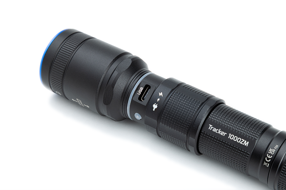 Tracker 1000 Zoom | 1000 Lumen einstellbarer Zoom-Spot- bis Flutlichtstrahl, wiederaufladbare Taschenlampe