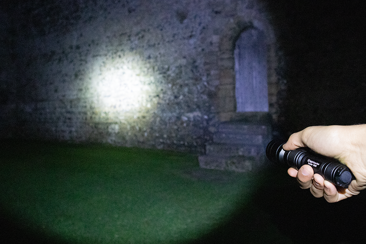 Tracker 1000 | Leistungsstarke wiederaufladbare Taschenlampe mit 1000 Lumen