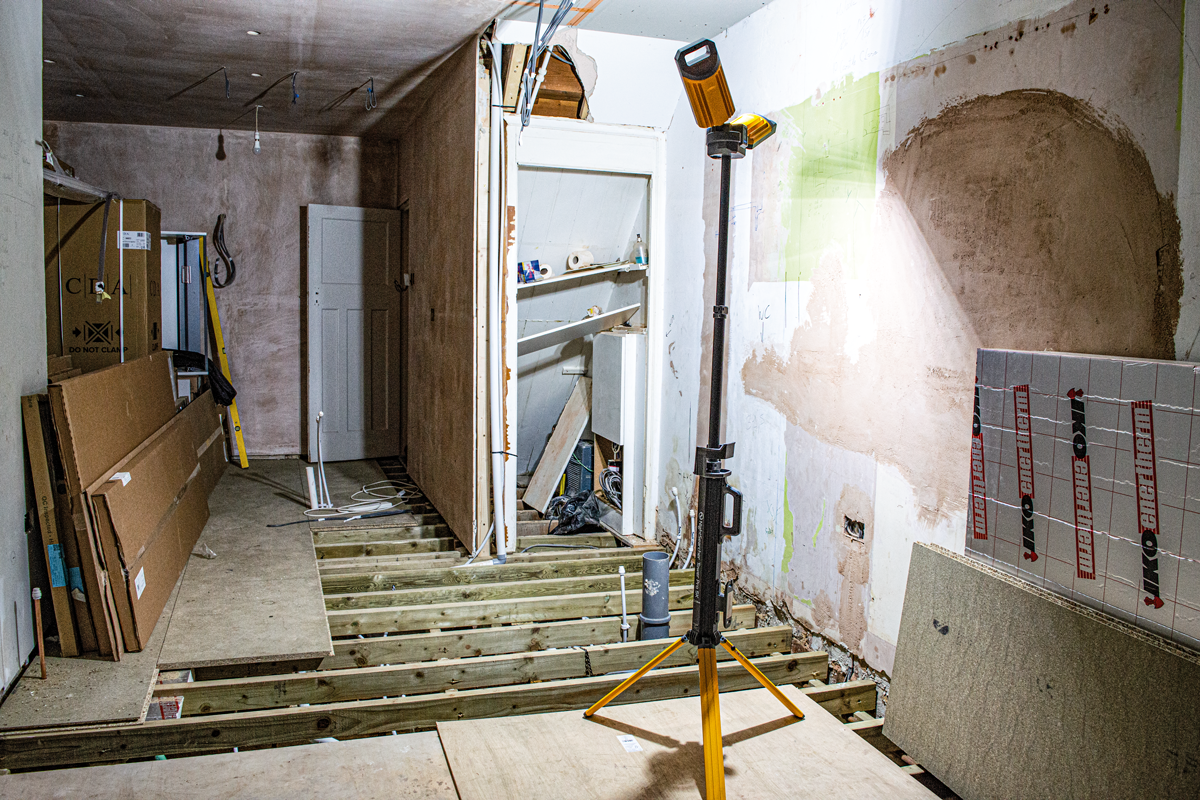 Tower Pro 5K – 5000 Lumen | Zusammenklappbare wiederaufladbare/AC-Arbeitsleuchte mit eingebautem Stativ (EU-Stecker)